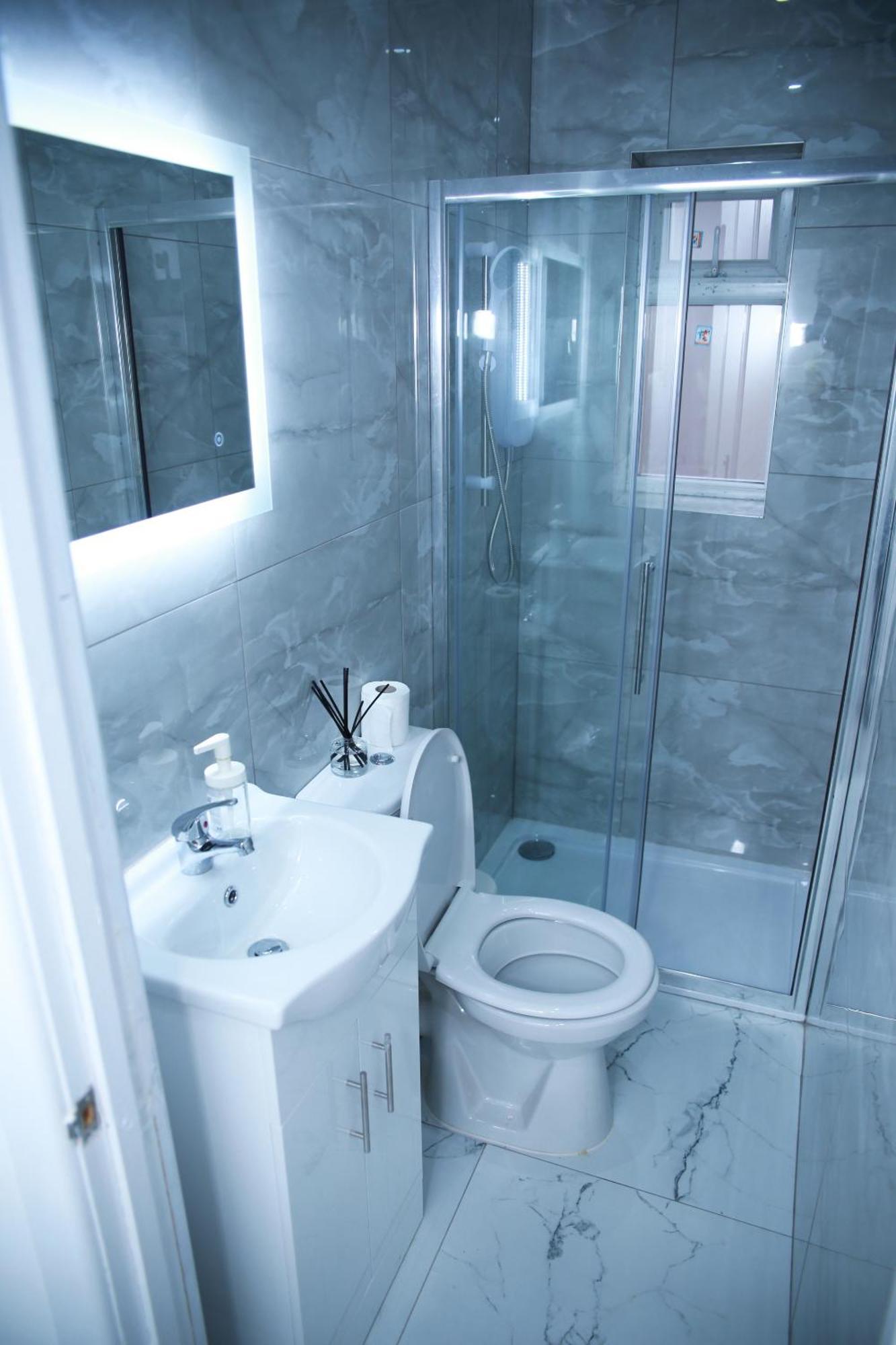 Апартаменты Harrow Luxury Flat With Free Parking. Лондон Номер фото